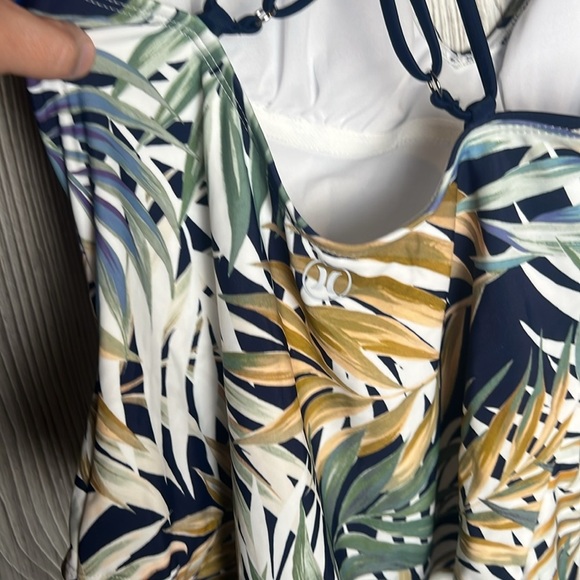 HURLEY Women's Green Leaf Swim Suit Size Large One Piece Bathing Suit NWT - Picture 5 of 6